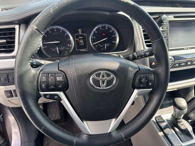 Used 2015 Predawn Gray Mica Toyota XLE image 22