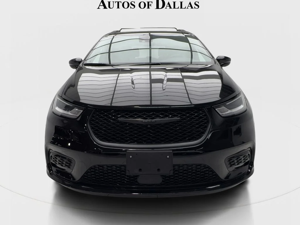 Used 2025 Black Chrysler Limited image 3