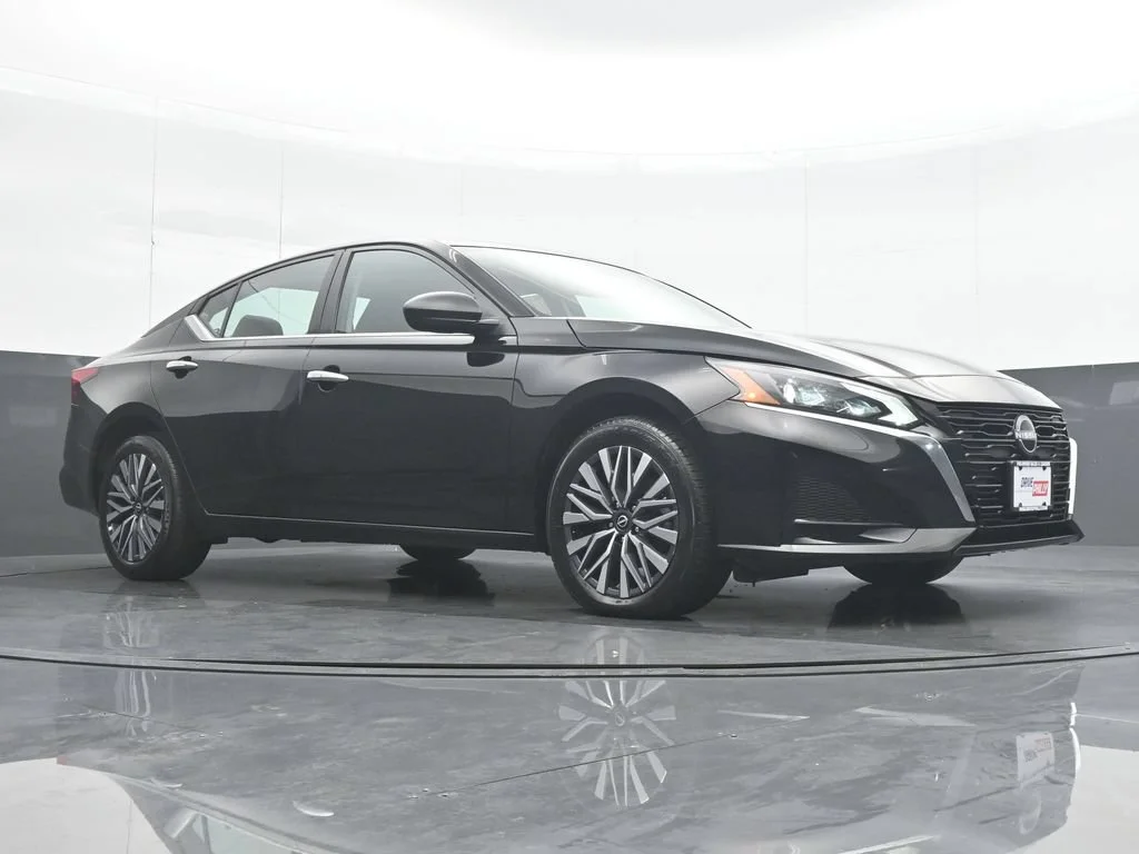 Used 2025 Black Nissan 2.5 SV image 32