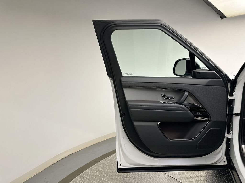 Used 2024 Fuji White Land Rover SE image 21