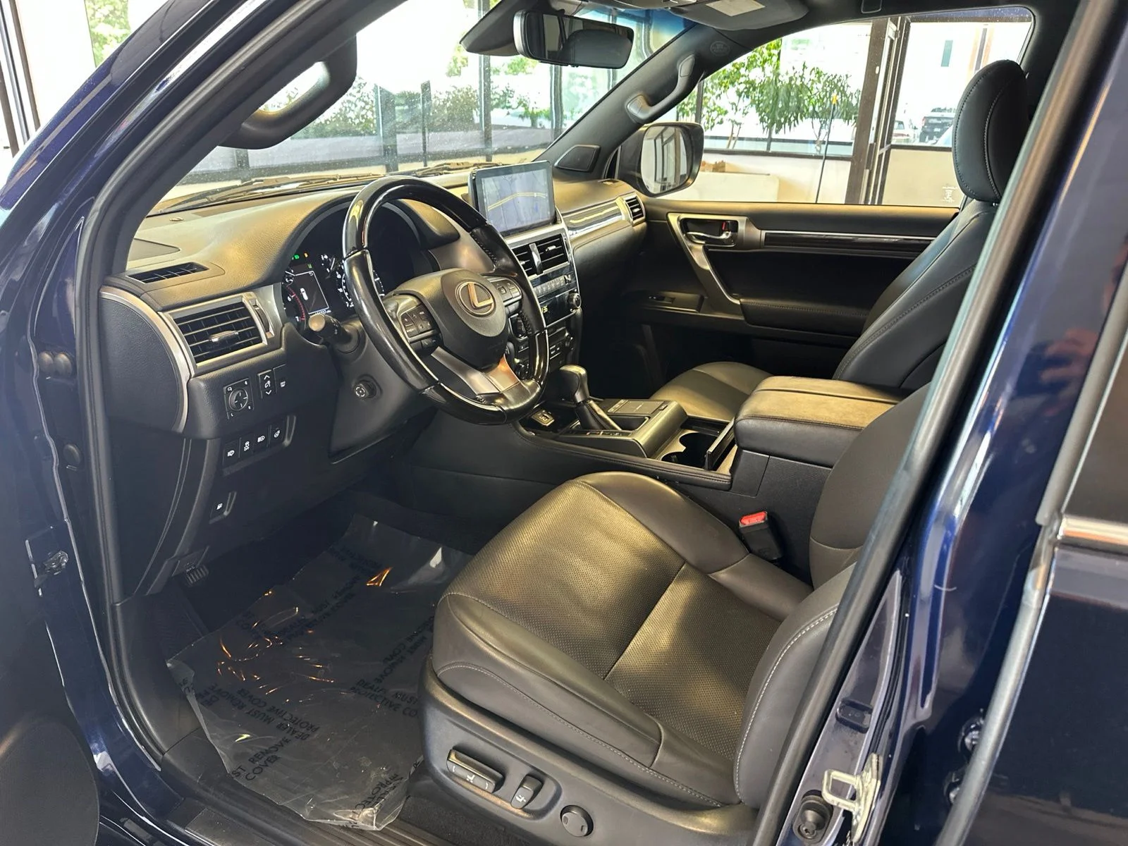 Used 2022  Lexus 460 image 9