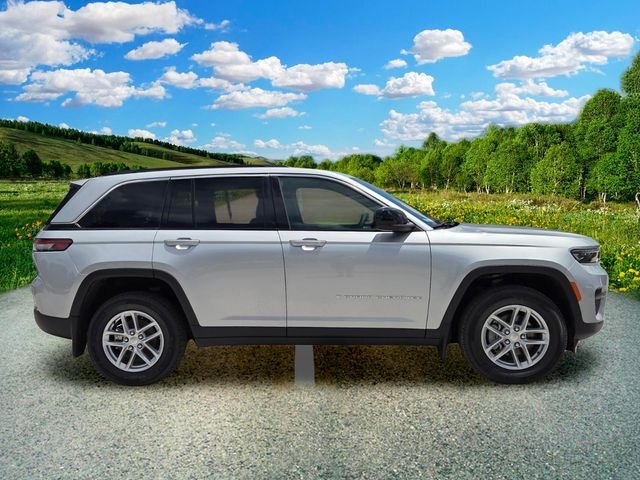 New 2026 Silver Zynith Exterior Paint Jeep Laredo image 7