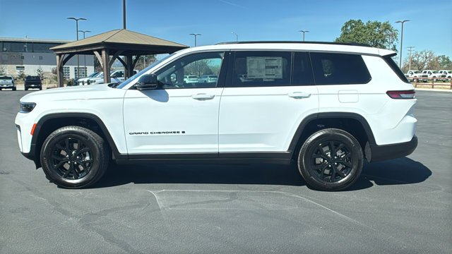 New 2026 Bright White Clear-Coat Exterior Paint Jeep Laredo Altitude image 6