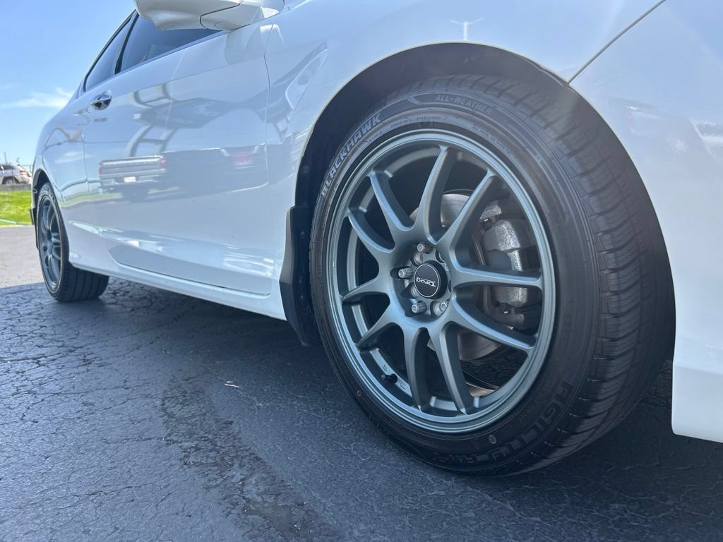 Used 2017 White Honda EX-L image 11