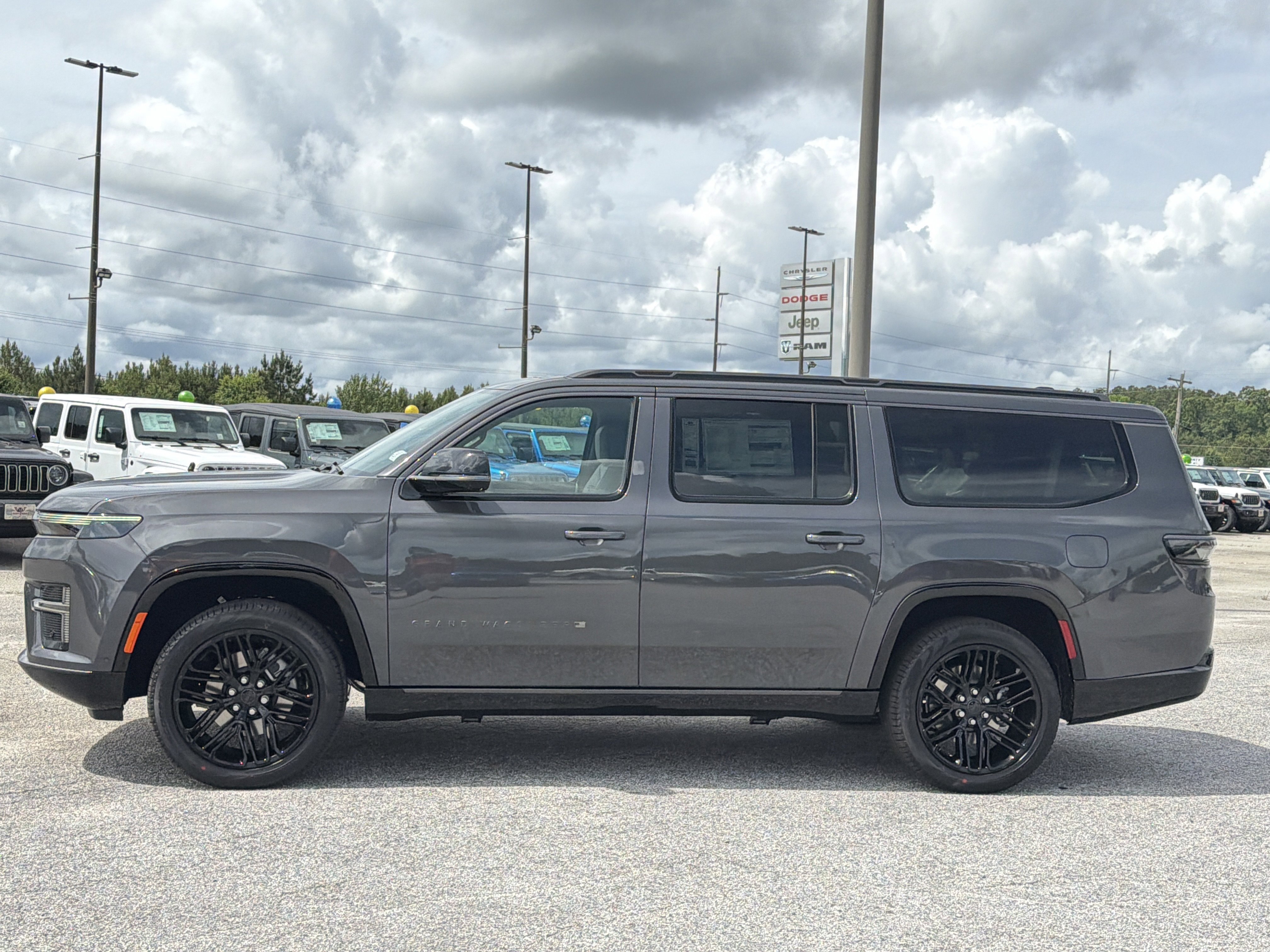 New 2026 Baltic-Gray Metallic Clear-Coat Exterior Paint Jeep Limited Reserve image 5