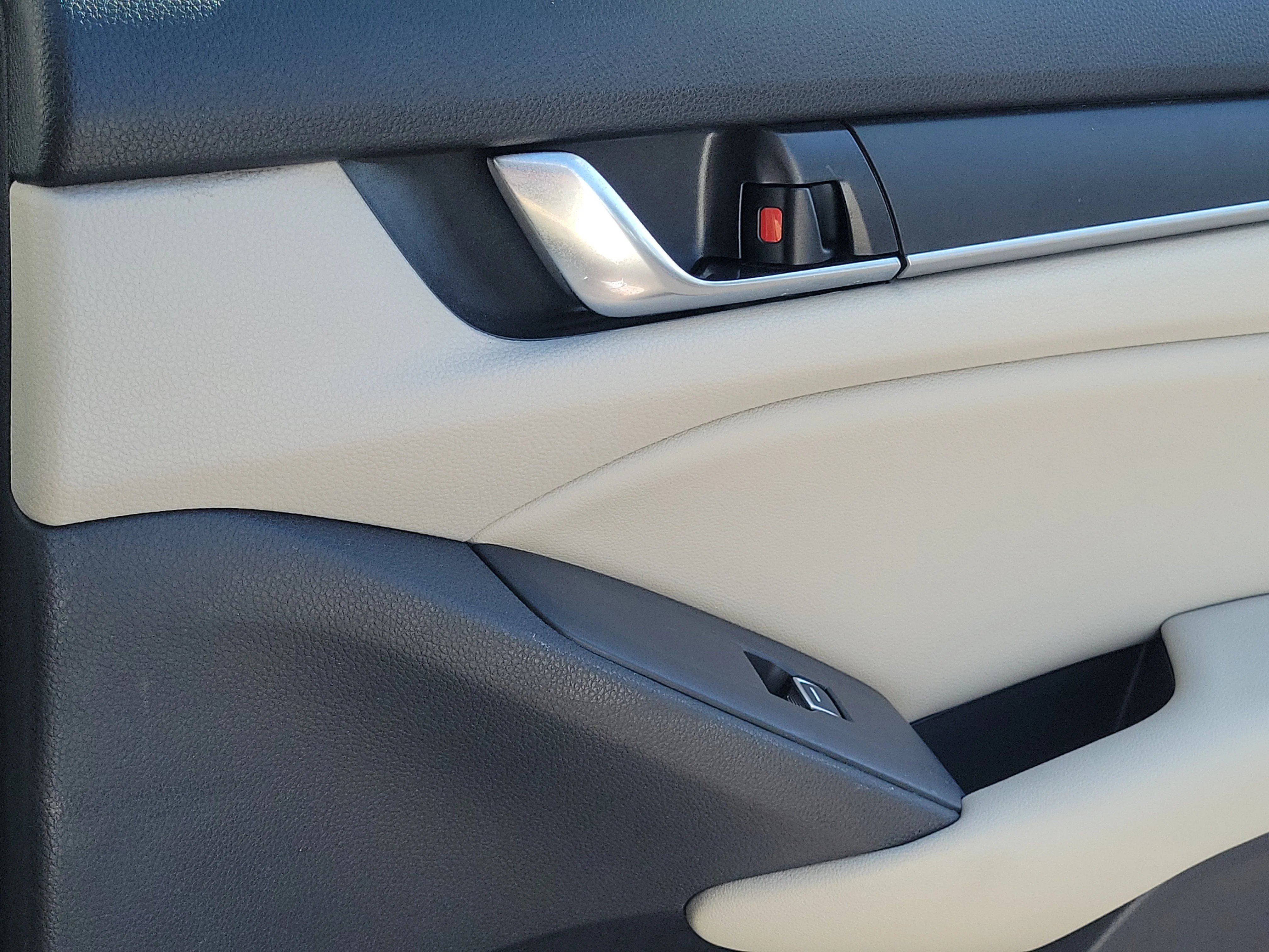 Certified Used 2022 Platinum White Pearl Honda LX image 6