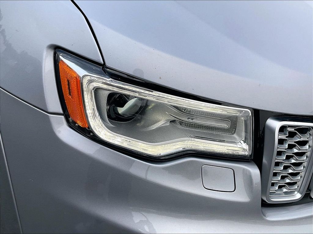 Used 2018 Billet Silver Metallic Clearcoat Jeep Summit image 33