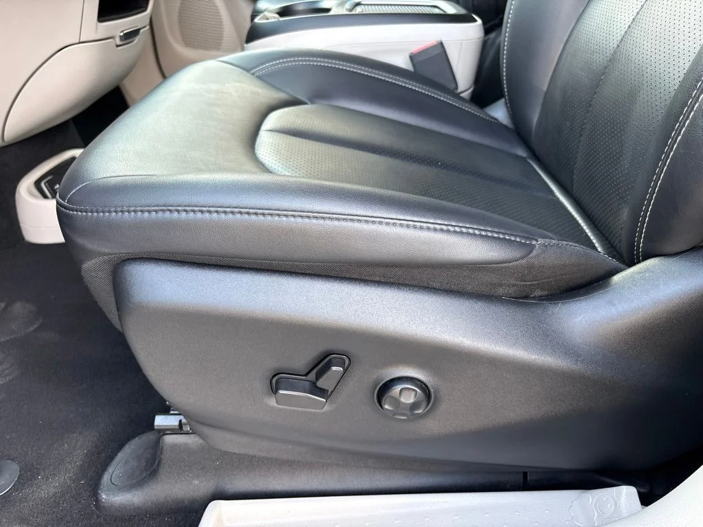 Used 2024 Black Chrysler Select image 12