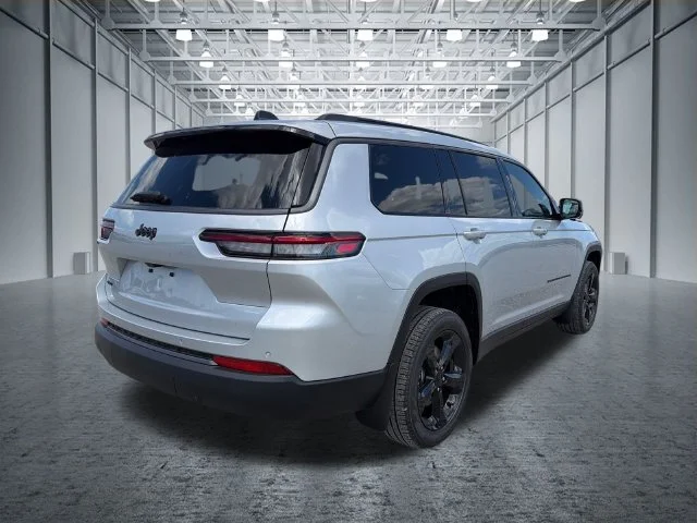 New 2026 Silver Zynith Exterior Paint Jeep Limited image 7