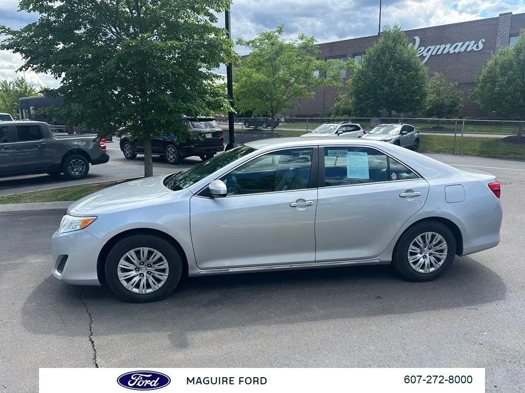 Used 2014 Silver Toyota LE image 9