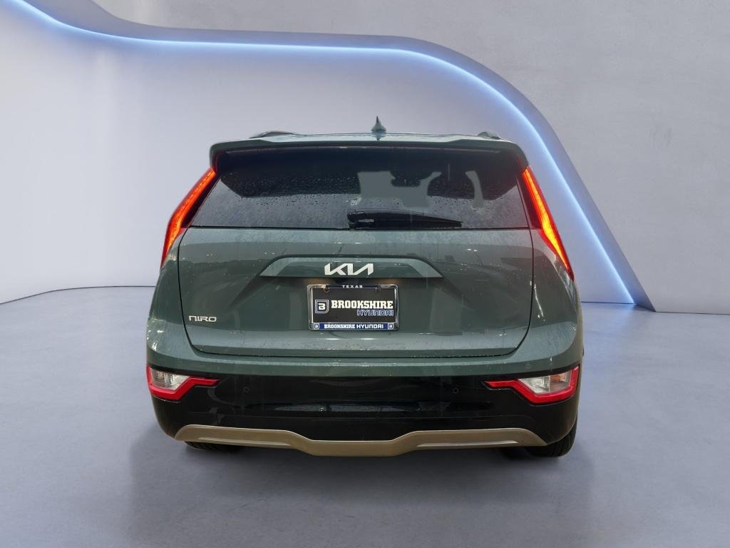 Used 2023 Cityscape Green Kia Wind image 7