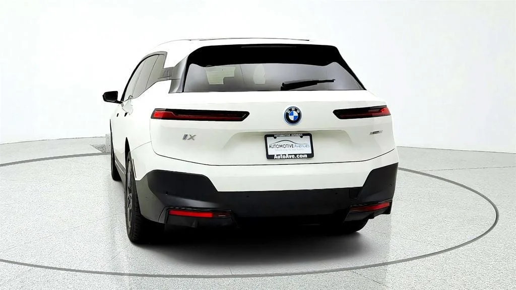Used 2025 Alpine White BMW xDrive50 SAV w/ Ventilated Seats image 6