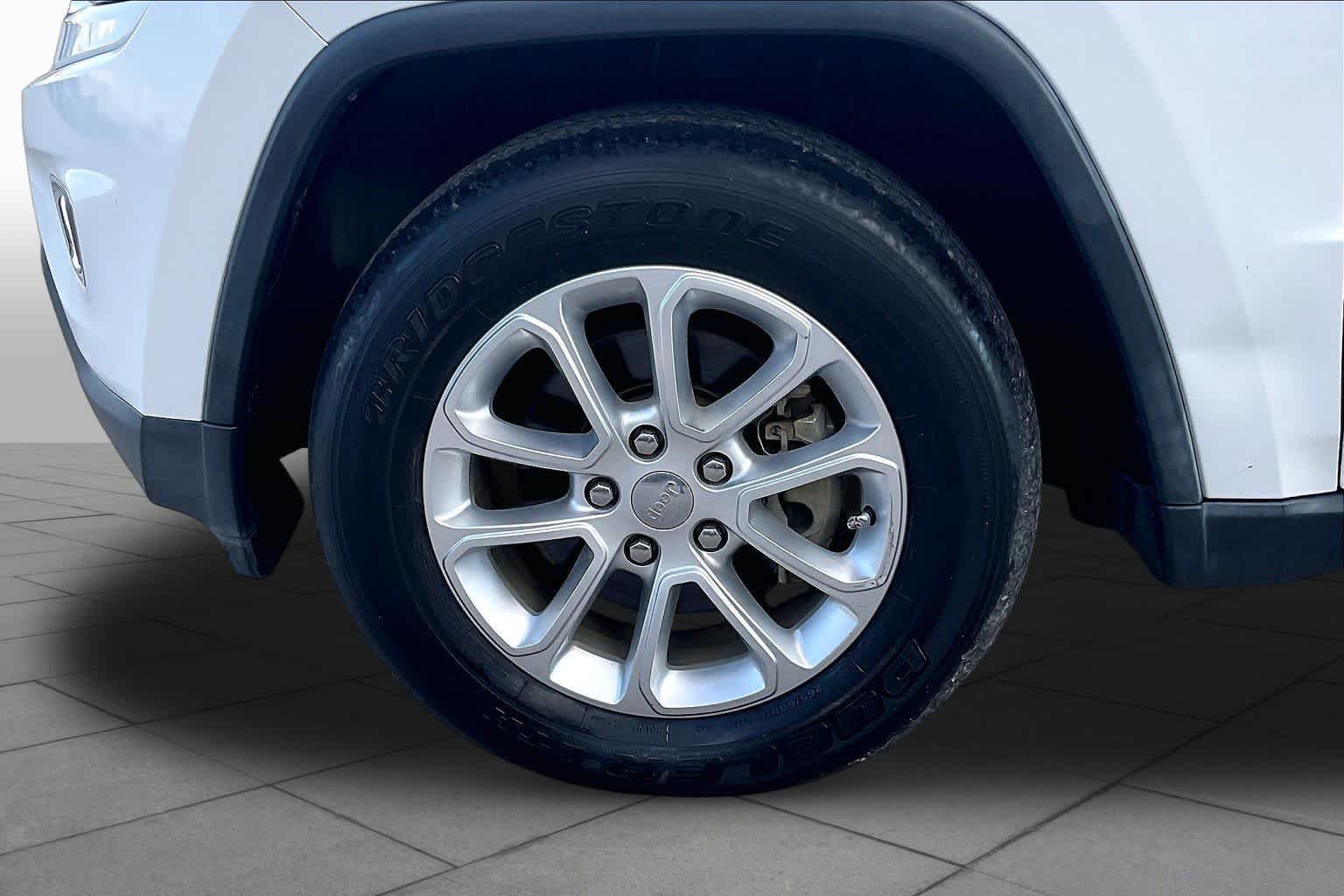 Used 2014 Bright White Clearcoat Jeep Laredo image 10