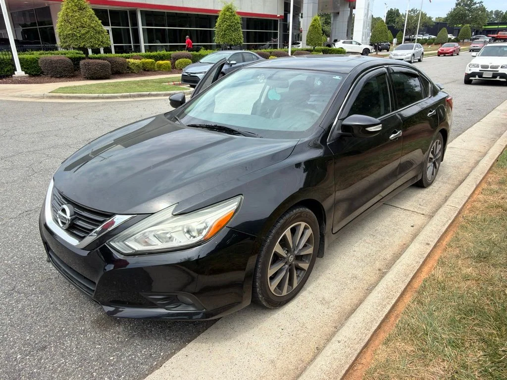 Used 2017 Black Nissan 2.5 SL image 5