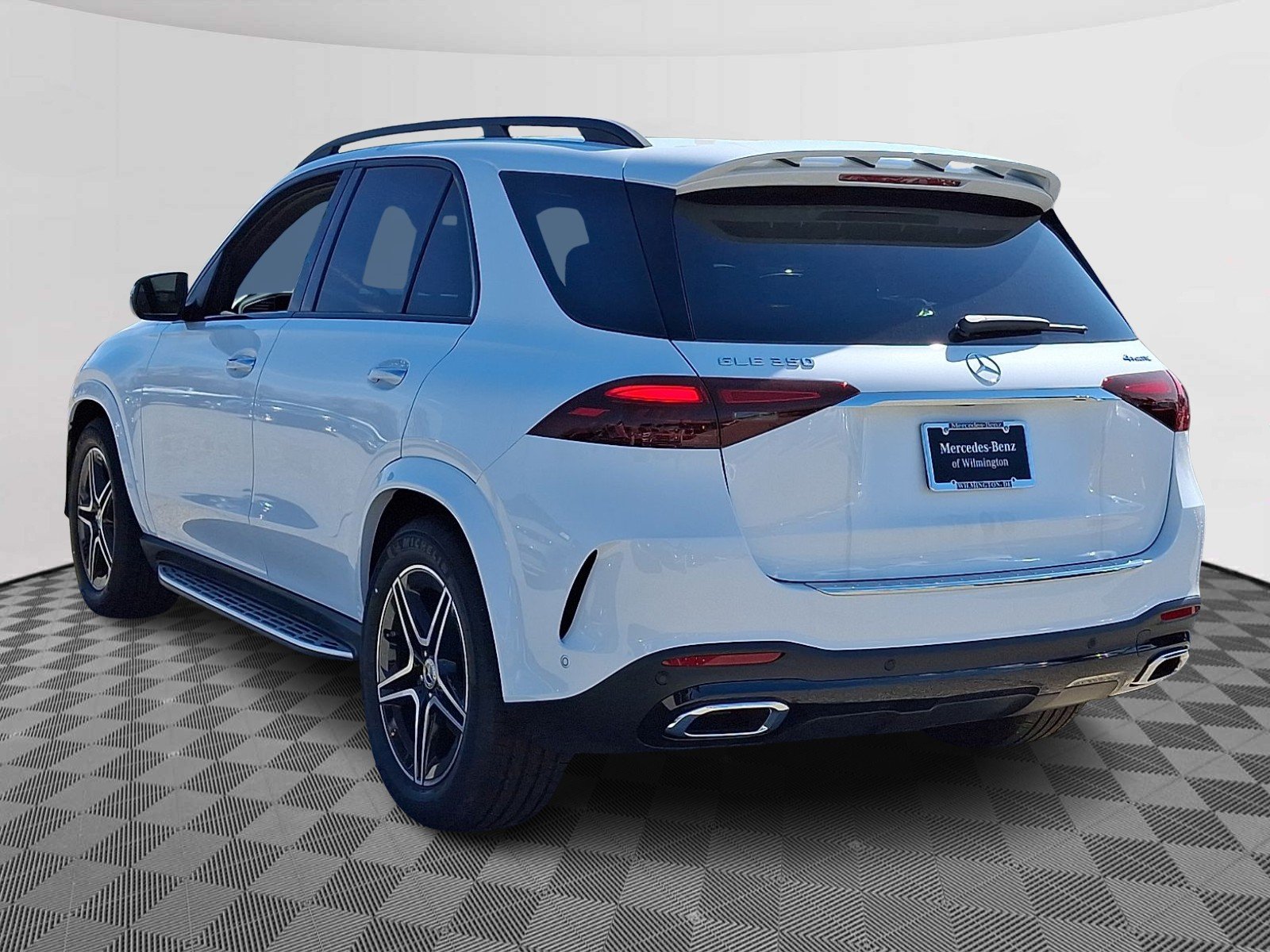 New 2026 MANUFAKTUR Moonlight White Metallic Mercedes-Benz GLE 350 image 4