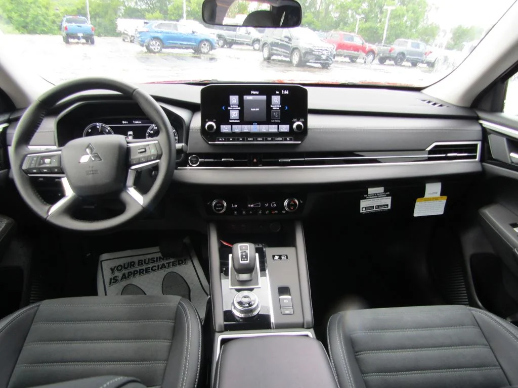 2025 Mitsubishi Outlander Plug-in Hybrid SE - Photo 3