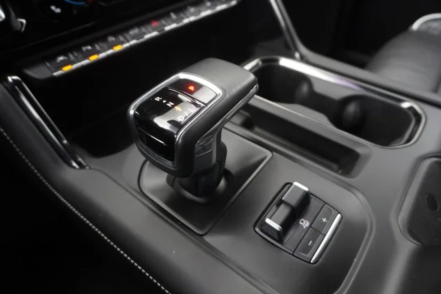 Used 2024 WHITE GMC AT4X image 31