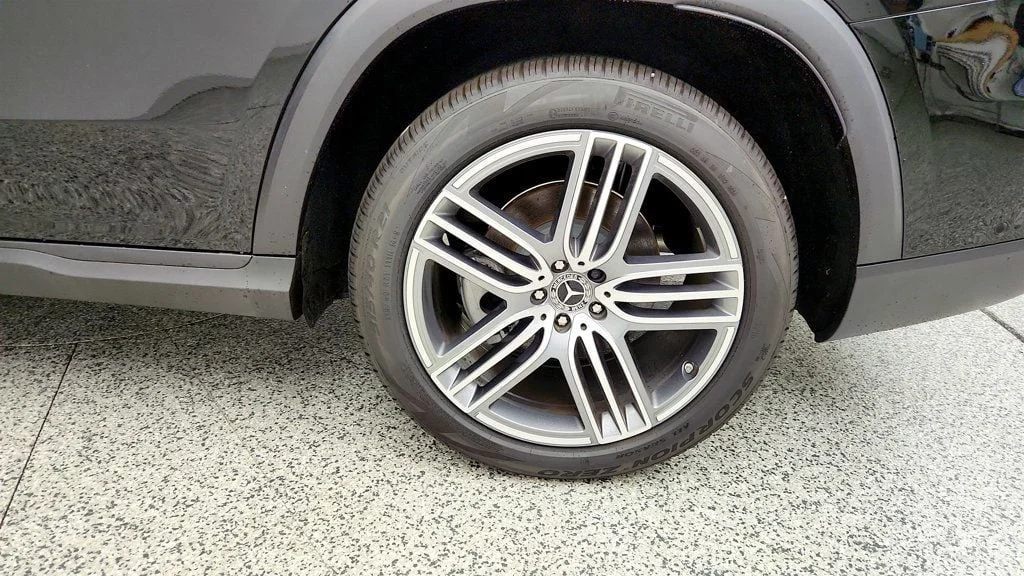 Used 2025 Obsidian Black Metallic Mercedes-Benz GLS 450 4MATIC® SUV w/ Trailer Hitch image 9