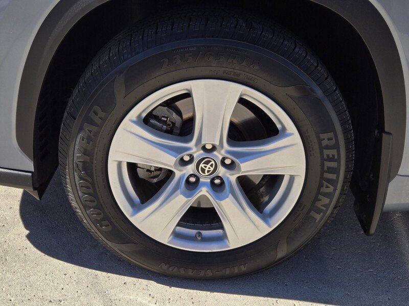 2021 Toyota Highlander LE photo 4