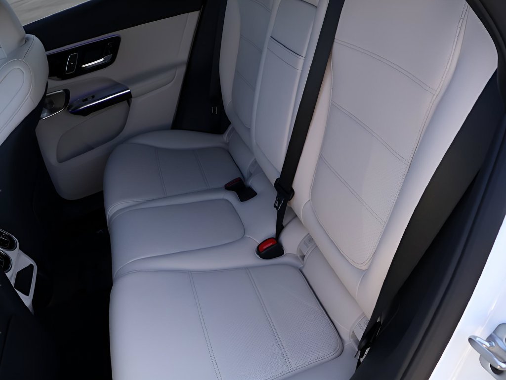 Used 2026 MANUFAKTUR Moonlight White Metallic Mercedes-Benz GLC 300 image 21