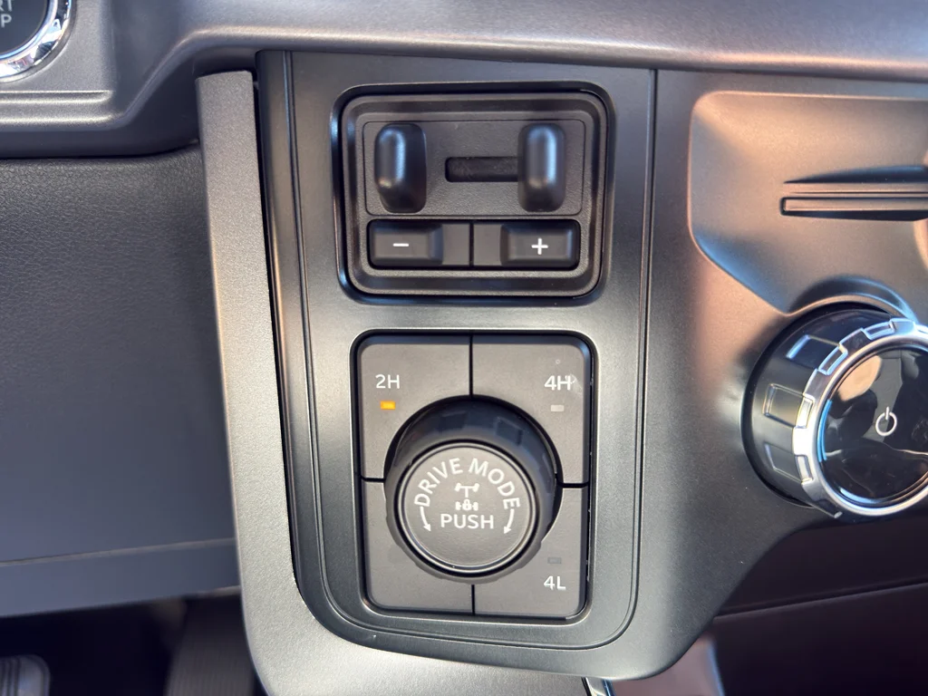 Used 2025 Oxford White Ford XLT image 24