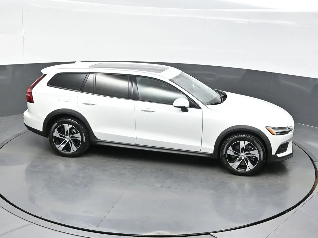 Certified Used 2026 Crystal White Volvo Plus image 34