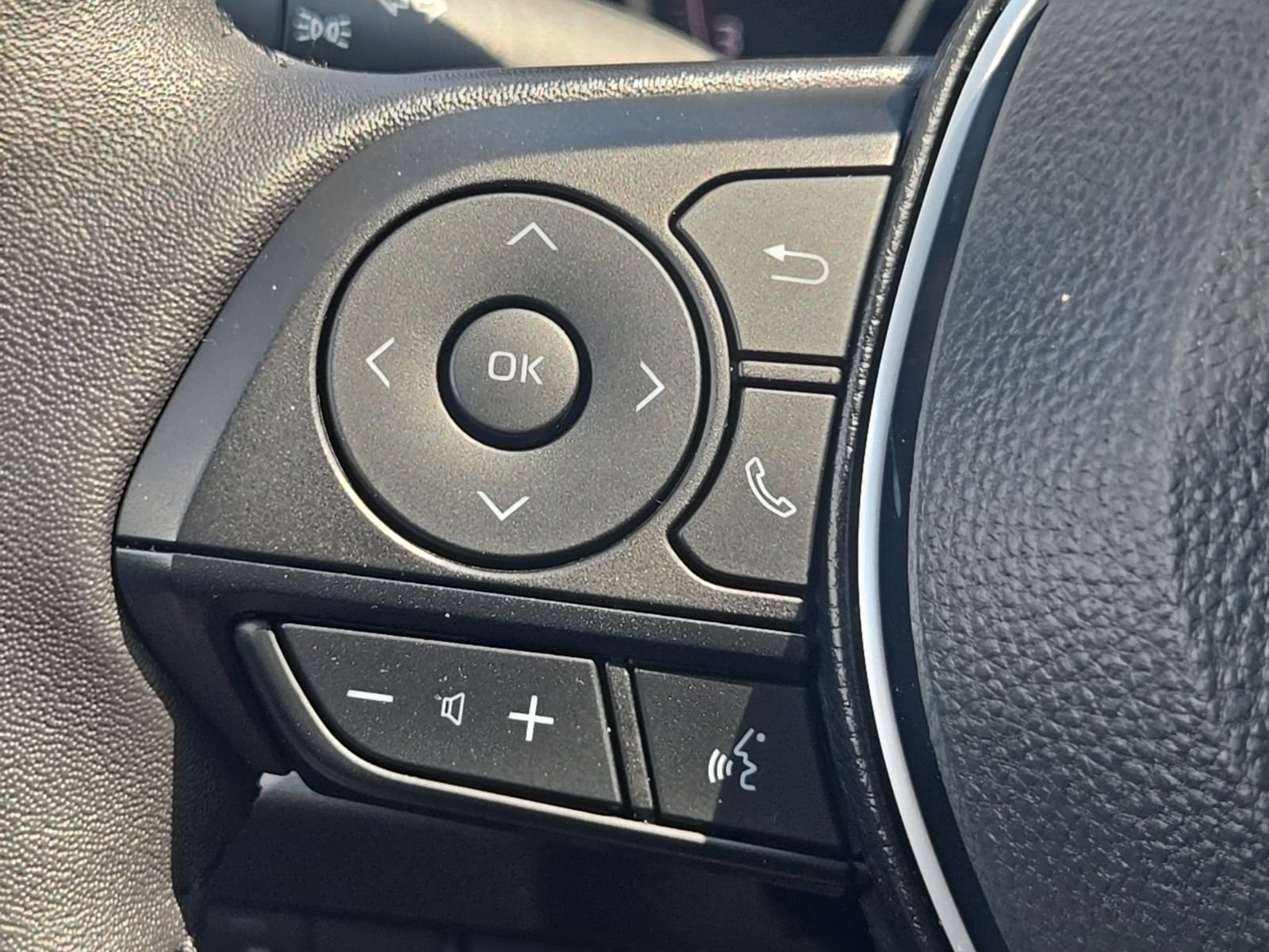 Used 2025 White Toyota XLE image 32