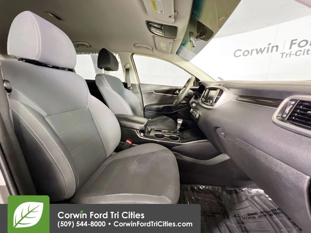 Used 2019 Titanium Silver Kia L image 17