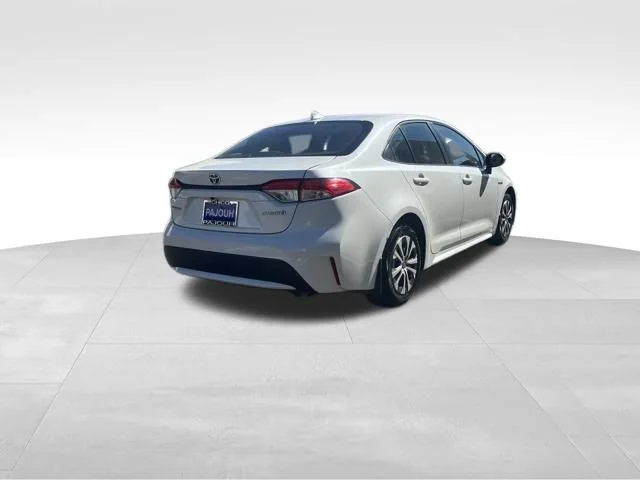 Used 2020 White Toyota LE image 5