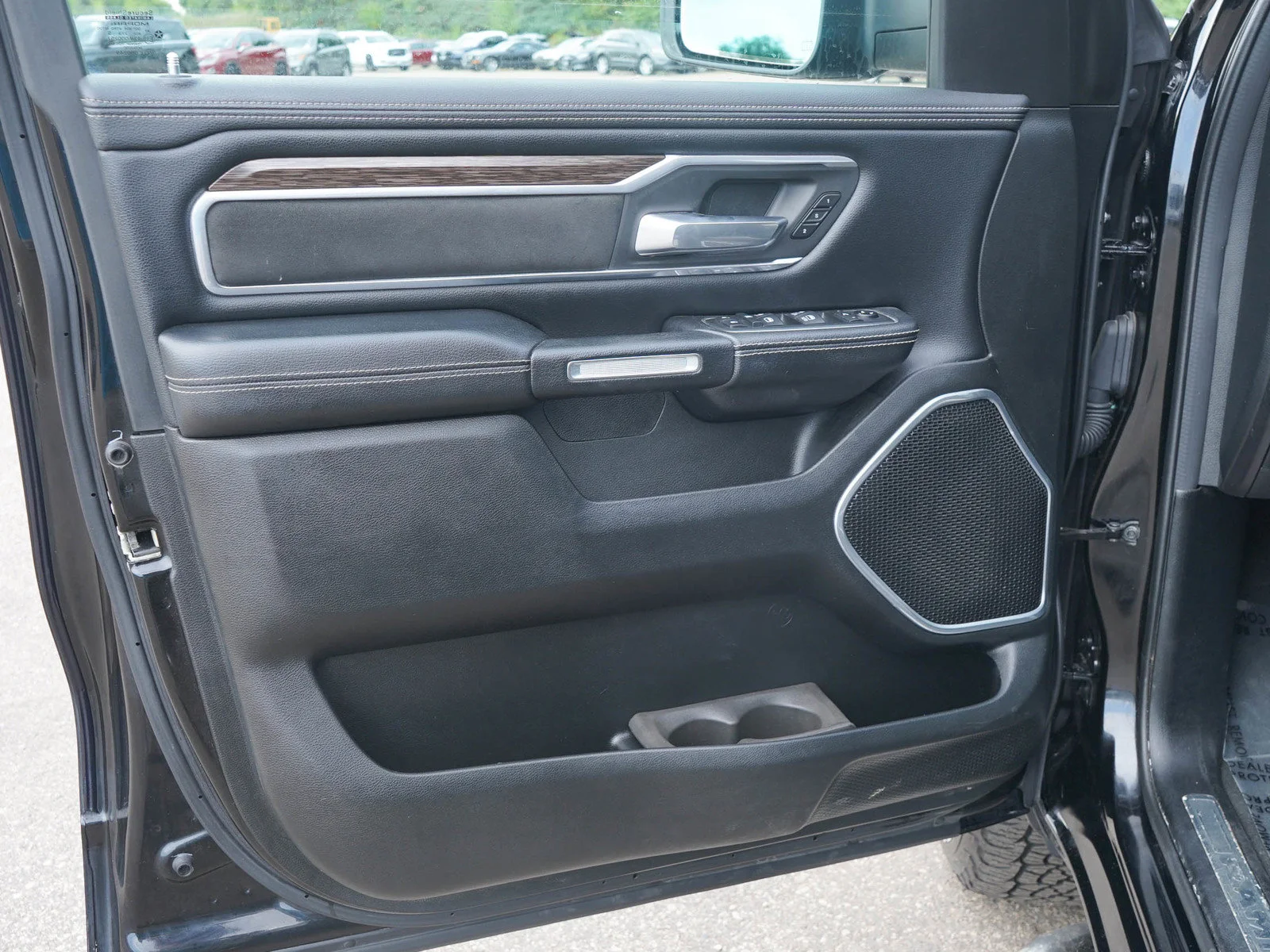 Used 2020 Diamond Black Crystal Pearlcoat Ram Laramie image 18