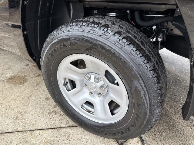 New 2026 Diamond Black Crystal Pearl-Coat Exterior Paint RAM TRADESMAN image 20