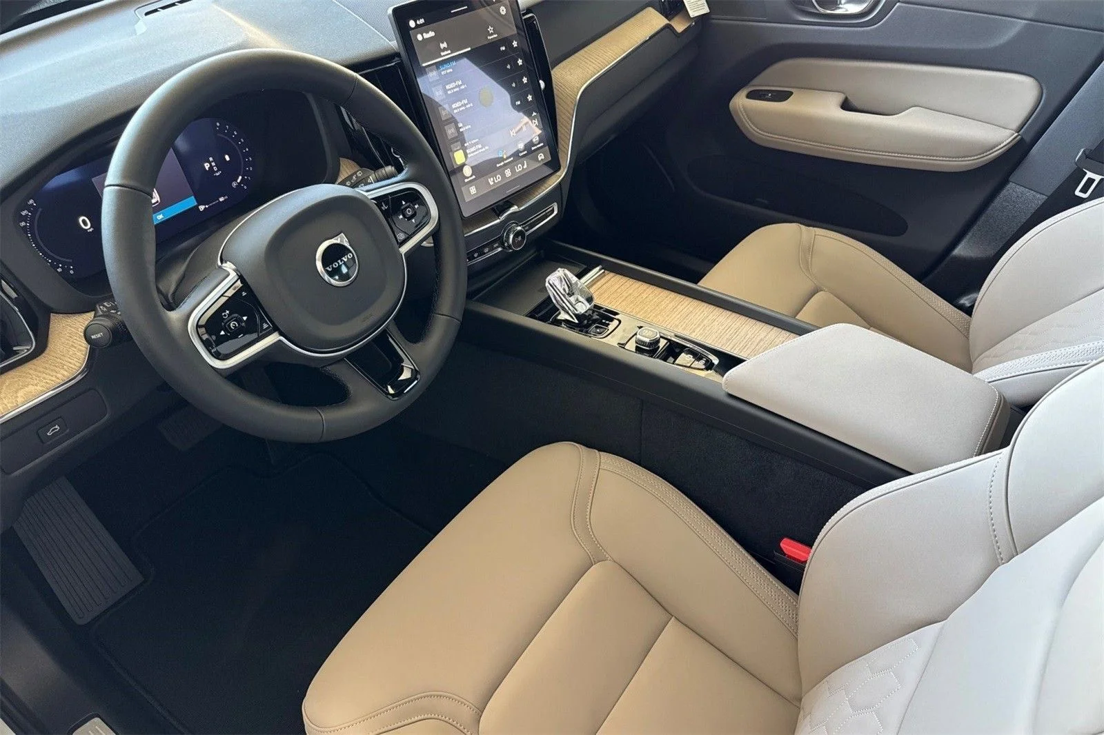 2026 Volvo XC60 Plus - Photo 13