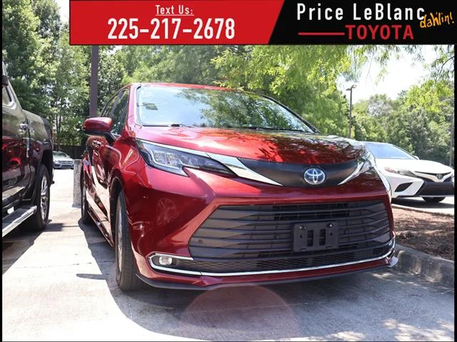 2023 Toyota Sienna XLE 8-Passenger Hybrid FWD's photo