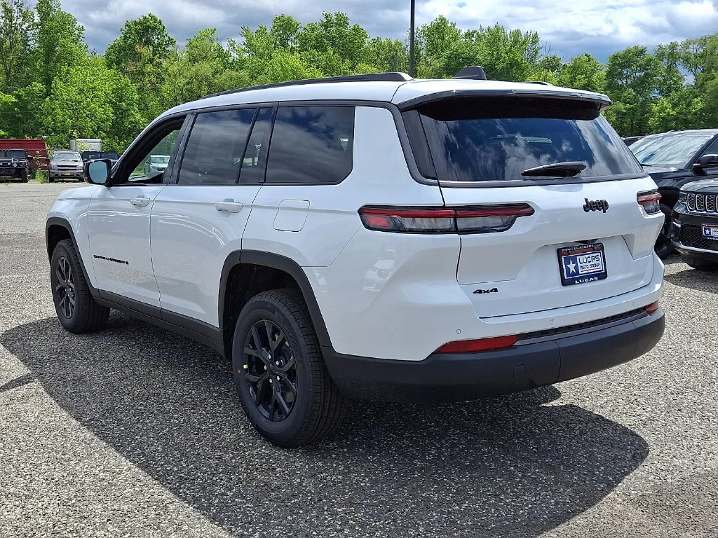 New 2026 Bright White Clear-Coat Exterior Paint Jeep Laredo Altitude image 6