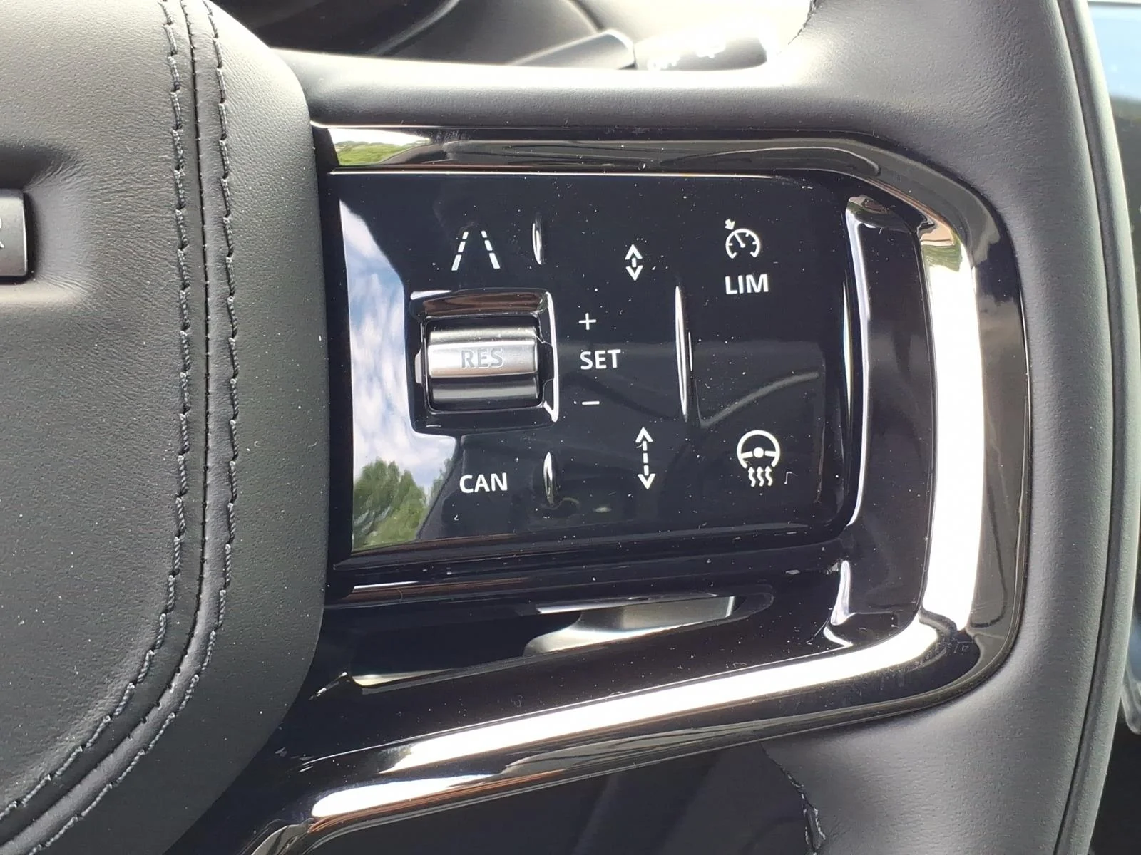 New 2026 Fuji White Land Rover Dynamic SE image 15
