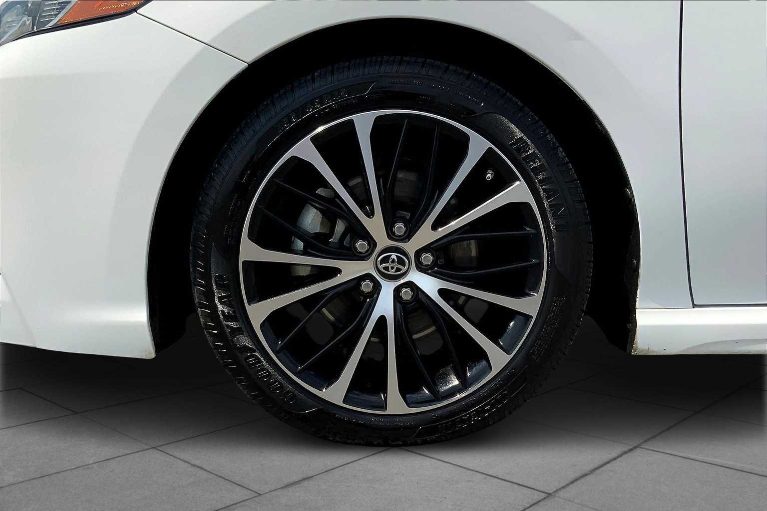 Used 2018 Super White Toyota SE image 9