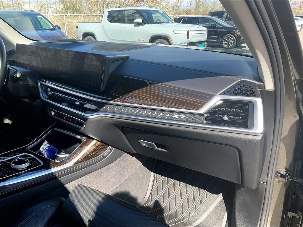 Used 2024 Green BMW xDrive40i image 13