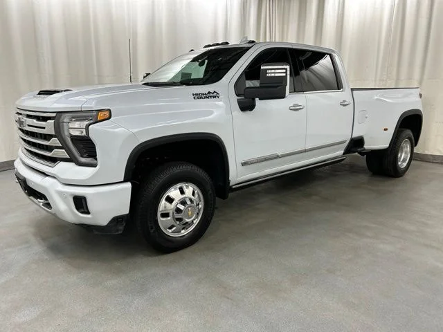 Used 2026  Chevrolet High Country image 2