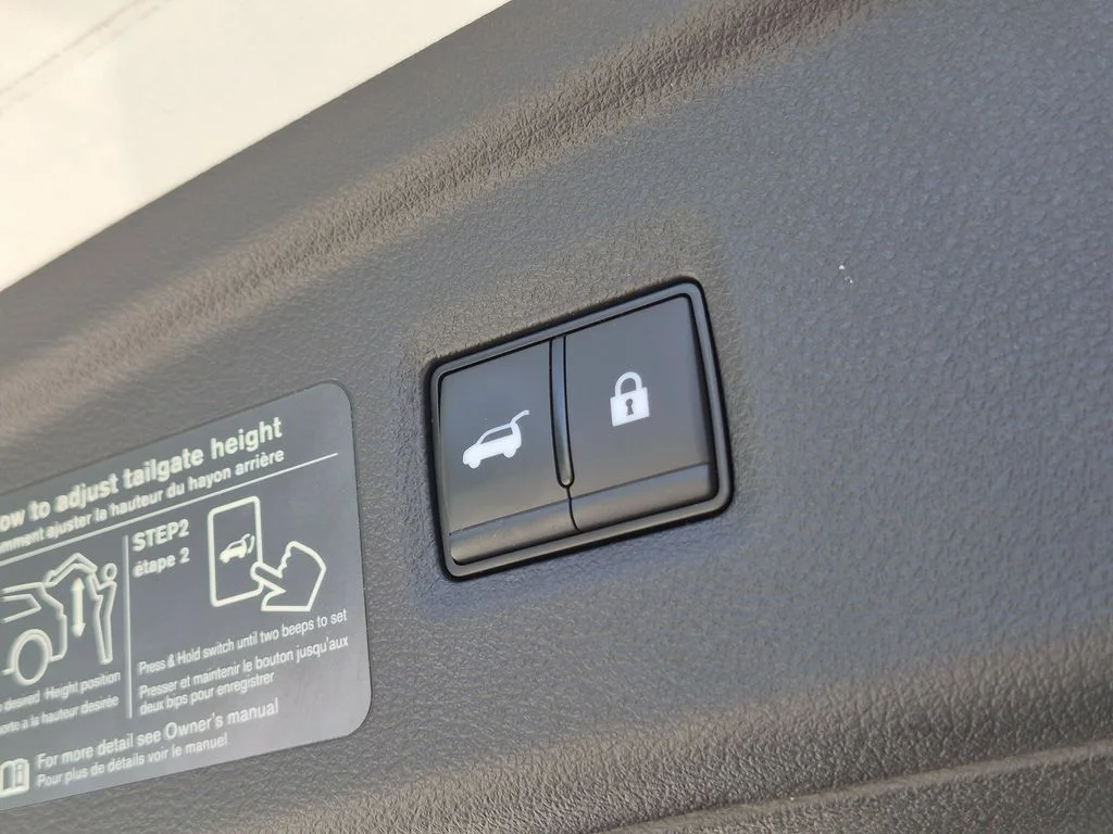 Used 2023 White INFINITI LUXE image 7