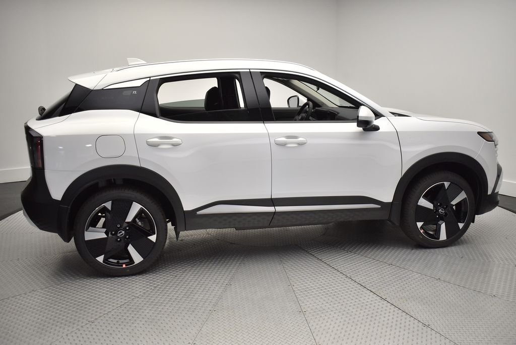 Certified Used 2025 White Nissan SR image 4