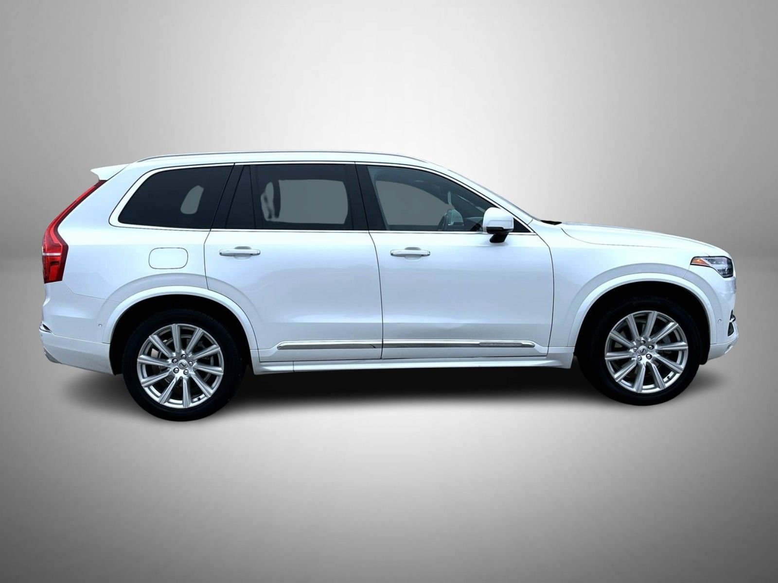 Used 2019 White Volvo T6 Inscription image 4