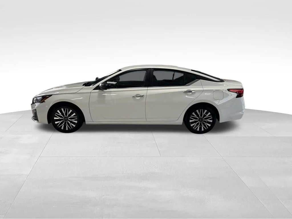 Used 2025 White Nissan 2.5 SV image 2