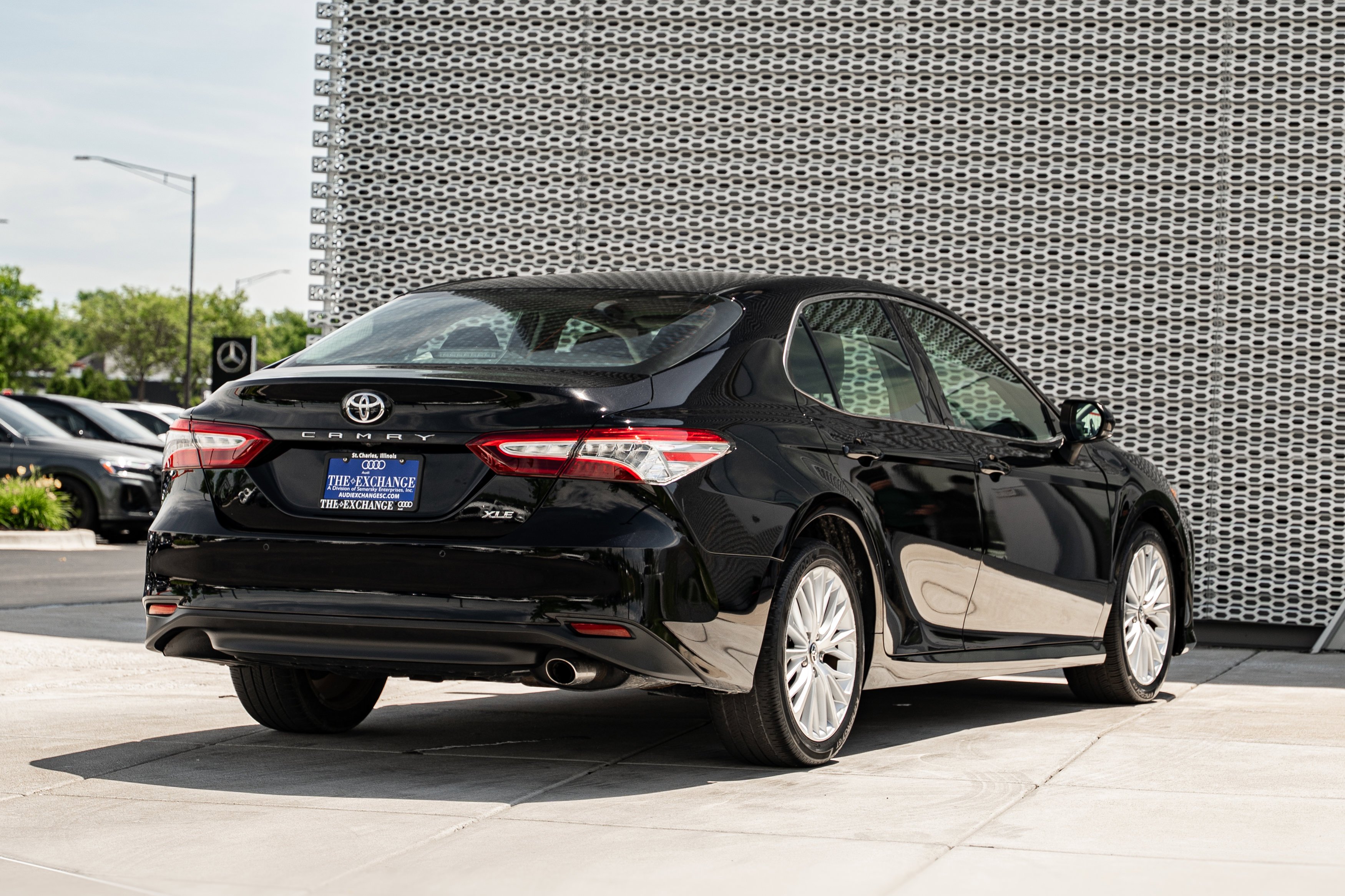 Used 2018 Midnight Black Metallic Toyota XLE image 4