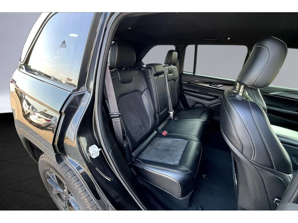 Used 2025  Jeep Altitude image 19