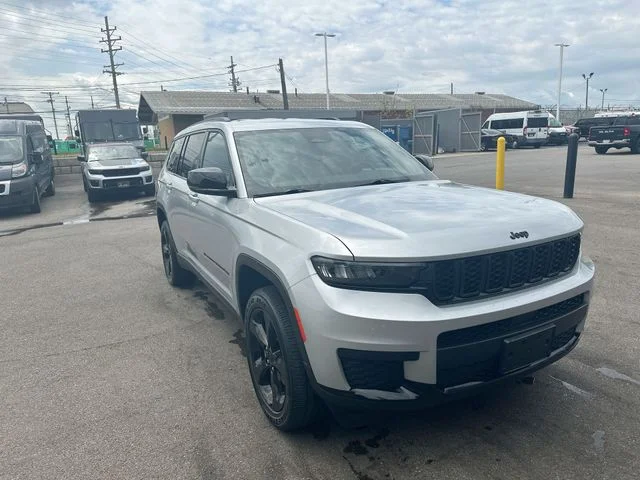 Used 2023 Silver Jeep Altitude image 11