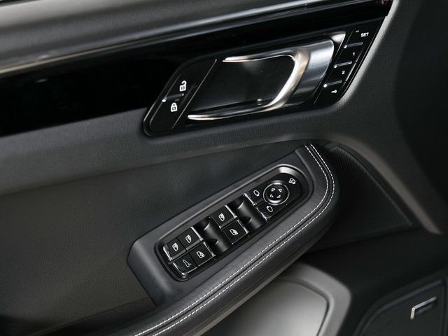 2025 Porsche Macan T - Photo 25