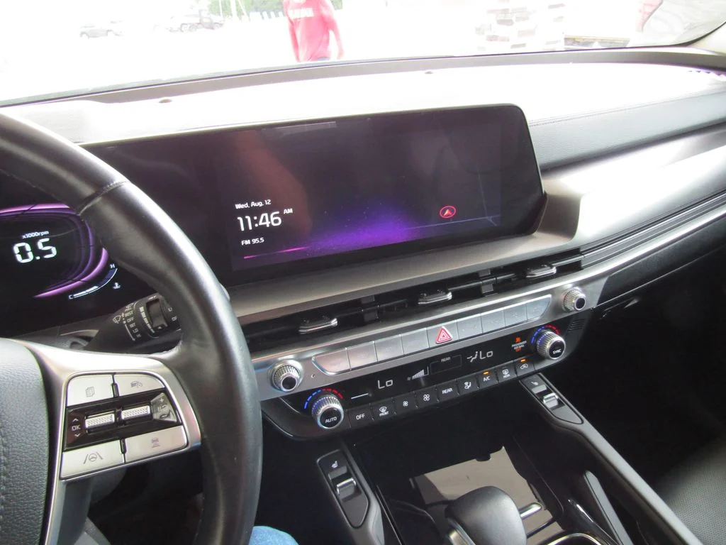 Used 2025 White Kia S image 28