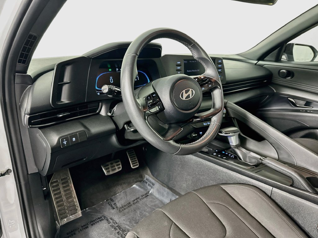 Used 2025 White Hyundai SEL Sport image 10