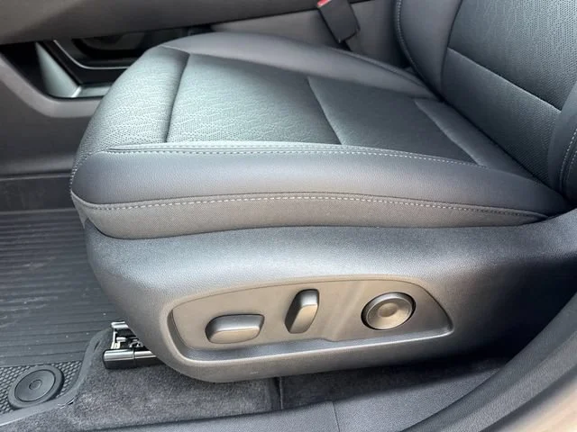 New 2027 Summit White Chevrolet LT image 11