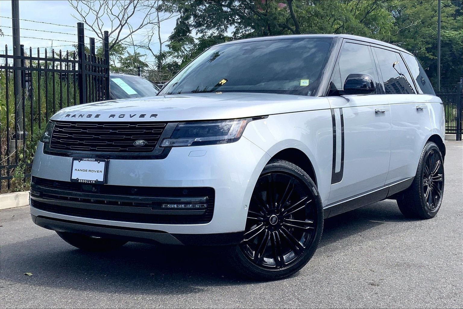 Certified Used 2025 Hakuba Silver Metallic Land Rover SE image 1